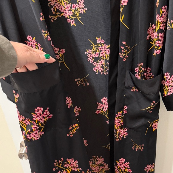 Who What Wear Black Robe with Pink Floral Design - Picture 6 of 8